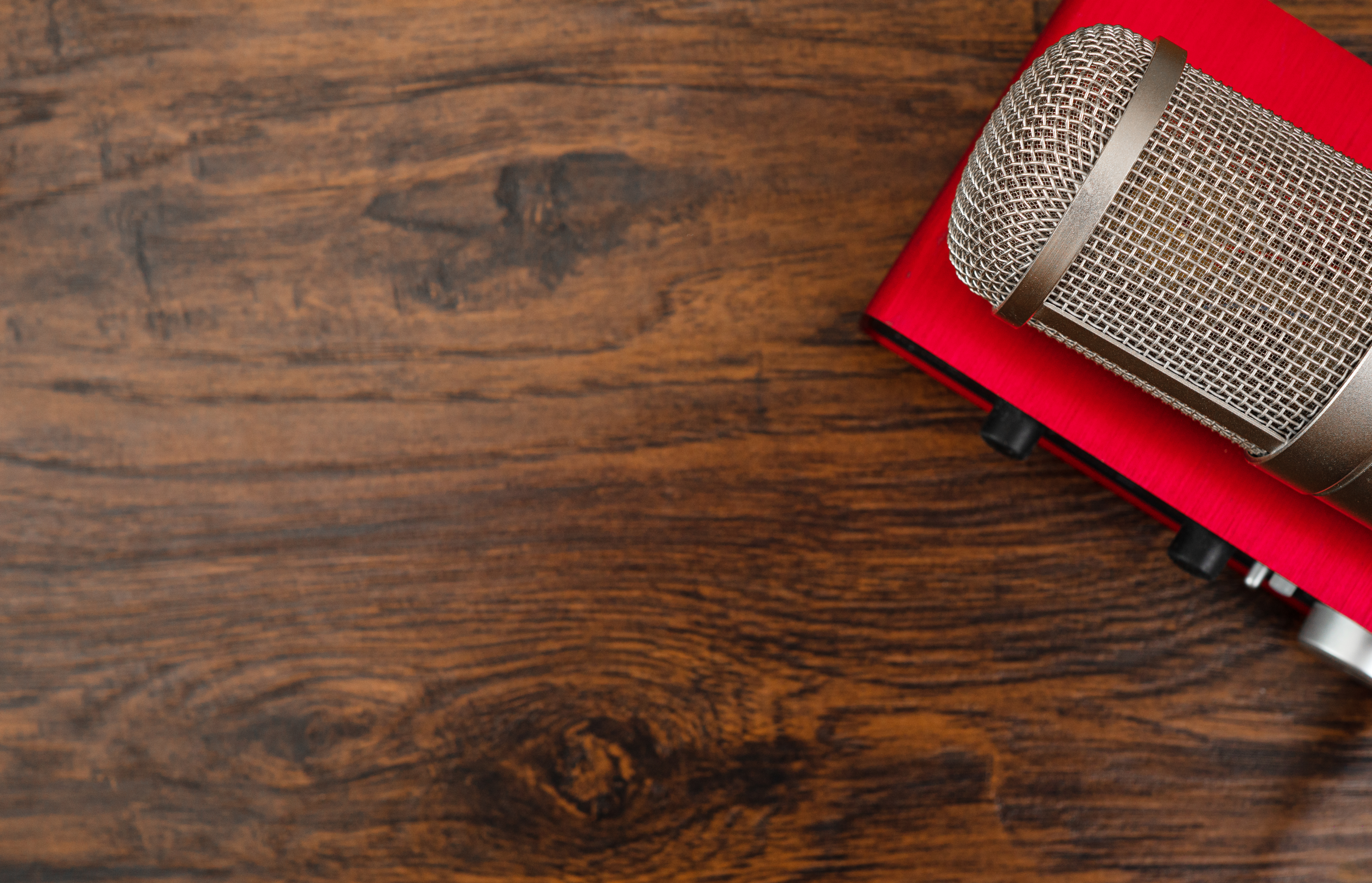 Scarlett audio system with microphone on a dark wooden table